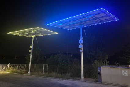 Zwei aufgeständerte Photovoltaikmodule bei Nacht