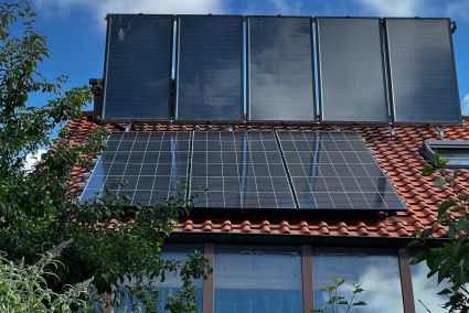 Photovoltaikmodule auf einem Ziegeldach in Niederbayern